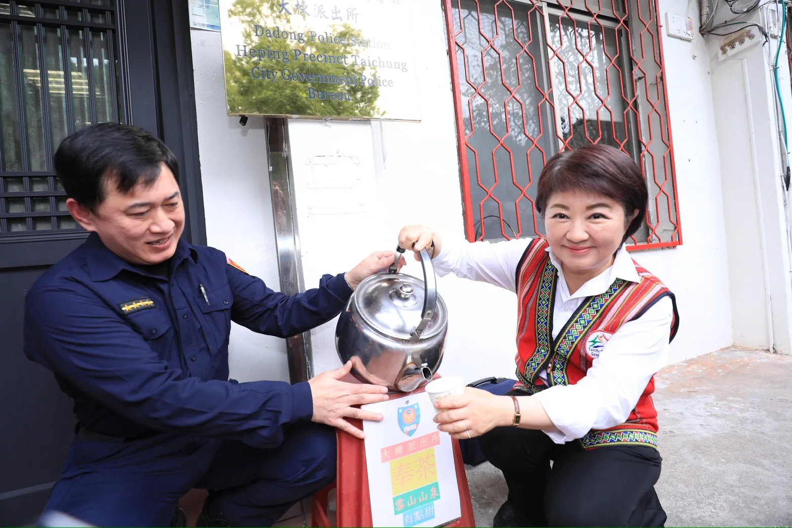 大棟派出所暖心提供雪山泉水供旅客飲用。台中市政府提供
