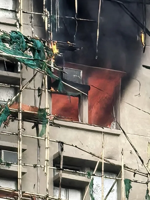 香港大埔宏福苑大火自26日下午焚燒,圖為27日早上10時,仍有個別住屋在猛烈焚燒。中央社