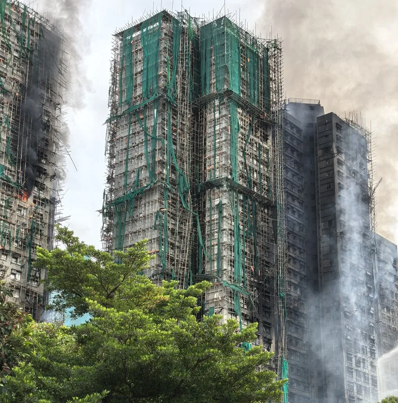 香港大埔宏福苑大火自26日下午焚燒,圖為27日早上10時,屋苑仍冒出大量濃煙,個別住房仍在焚燒。中央社