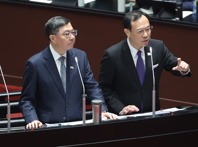 對於立法院法制局提出修旁系血親禁婚範圍，衛福部長石崇良（右）表示，是否會因為放寬親等，造成遺傳性疾病增加，需更多科學評估。左為行政院長卓榮泰。中央社