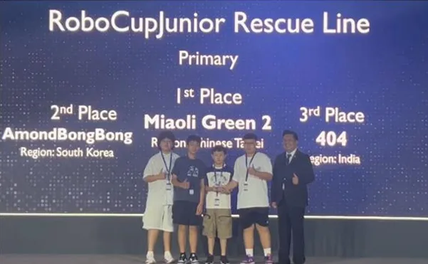 苗栗縣中小學生跨校聯隊【Miaoli Green 2】，勇奪亞太機器人世界盃比賽冠軍。苗縣府提供