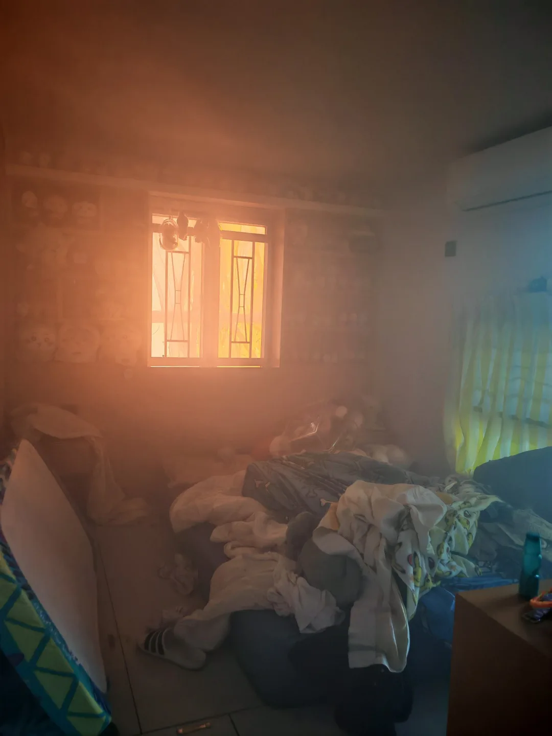 Lim Alim受困宏福苑大樓,從屋內拍攝的火景。Lim Alim拍攝提供