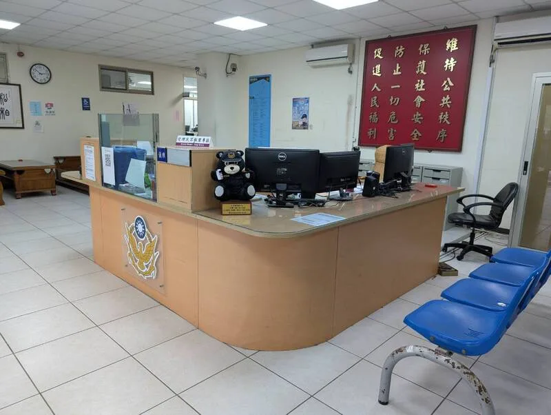 竹縣警察局新湖分局戴姓員警疑借貸投資慘賠,無力還款遭告涉詐欺,新北地檢署日前搜索湖口派出所並約談戴男,檢察官訊後諭令新台幣25萬元交保。中央社