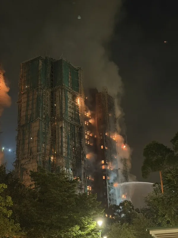 香港宏福苑發生奪命大火,居民Dorz表示他已作最壞的打算,住了20多年的房子會沒有了。圖為Dorz拍攝到火勢情況。