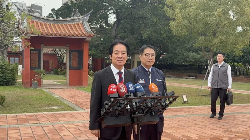 總統賴清德（左）28日上午前往台南孔廟參香祈福時受訪表示，沒必要修國籍法，特別免除來自中國的新住民對中華民國的單一忠誠責任。前右為台南市長黃偉哲。中央社