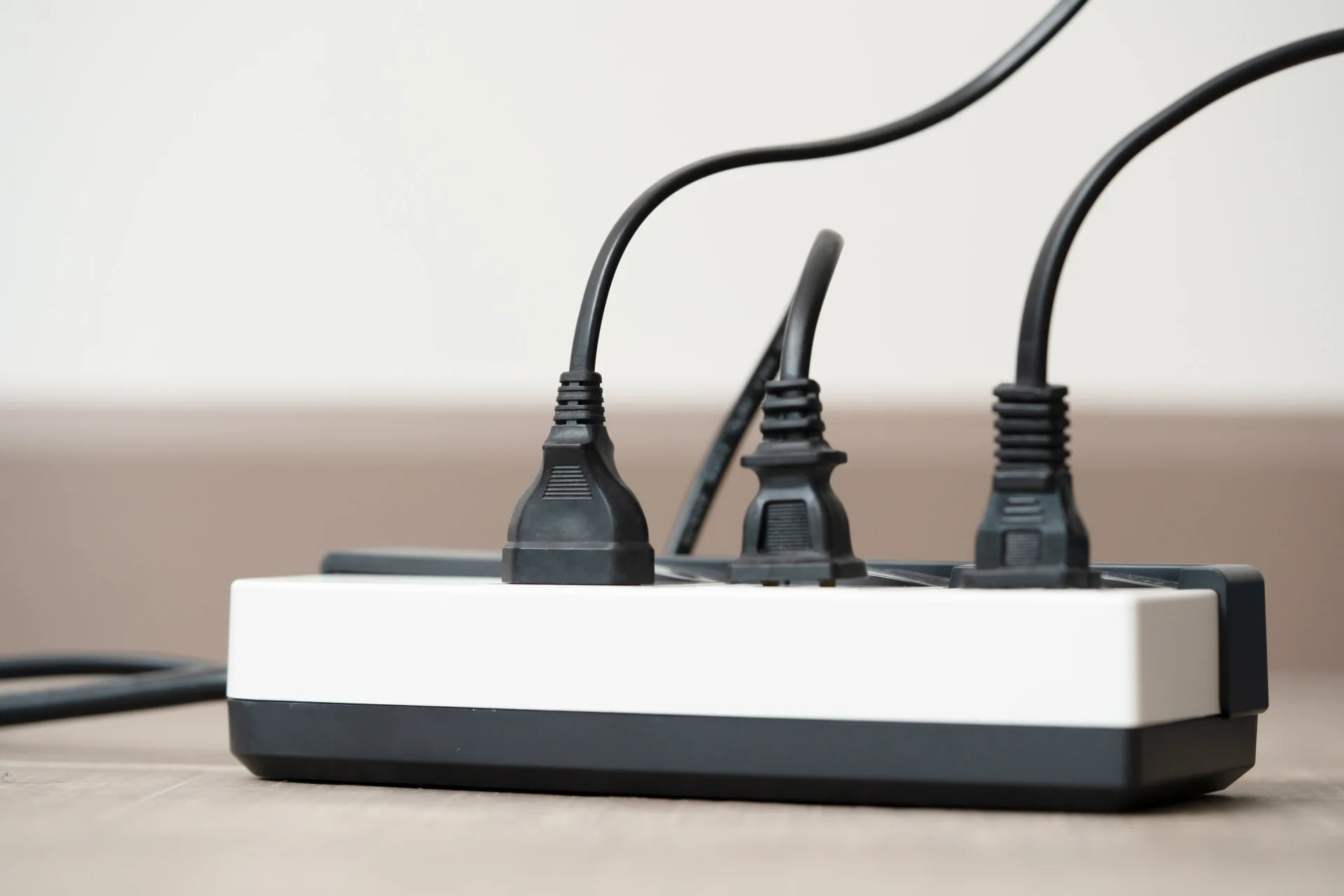 居家電線與電器設備若未定期檢查，極容易因老舊破損、絕緣不良、重壓、拉扯或受潮，導致短路走火、釀成火災。示意圖。資料圖源envato