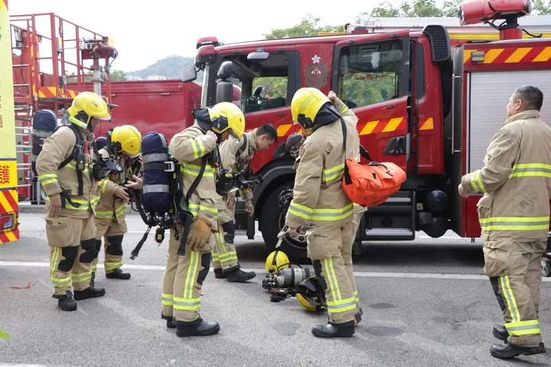 香港新界大埔宏福苑發生大火,目前大火已大致被撲滅,消防員正不斷上樓搜查及救人。中央社