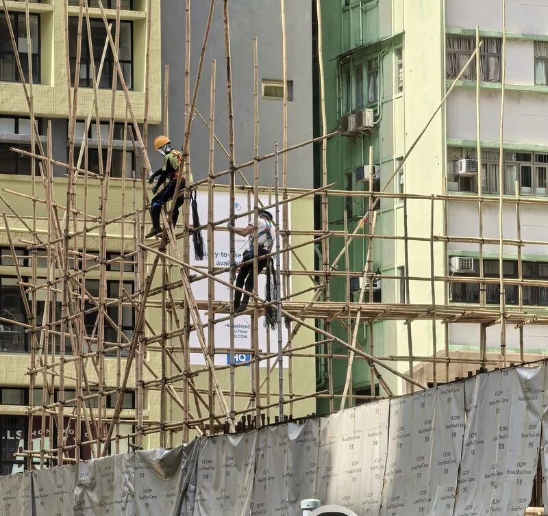 香港大埔宏福苑大火,引起各界對使用竹子搭建大樓工作鷹架爭論。中央社