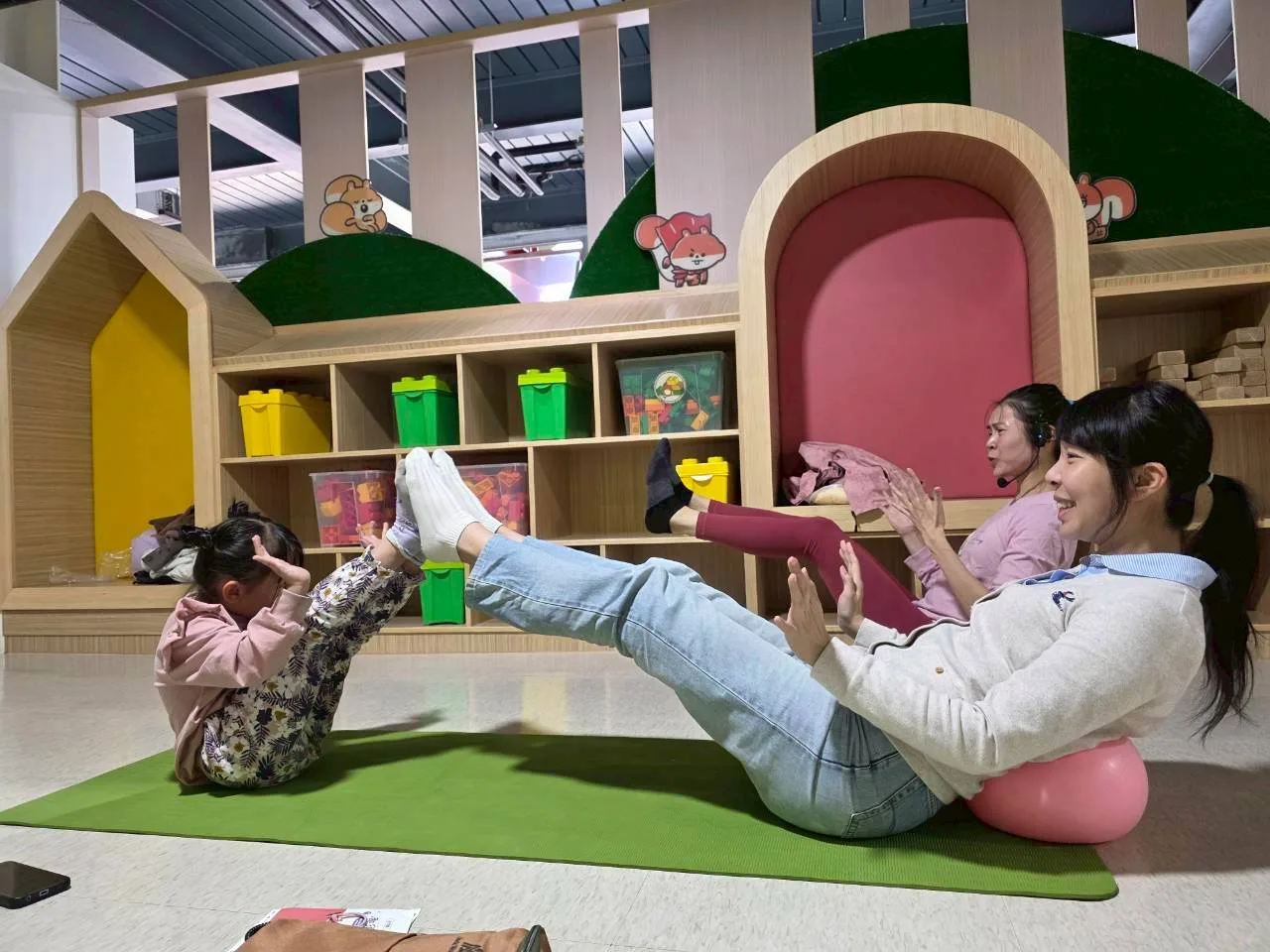 增能活動「哈客親子瑜珈課程」深受家庭喜愛，放鬆身心的同時，自然開口學講客語。桃園市客家局提供