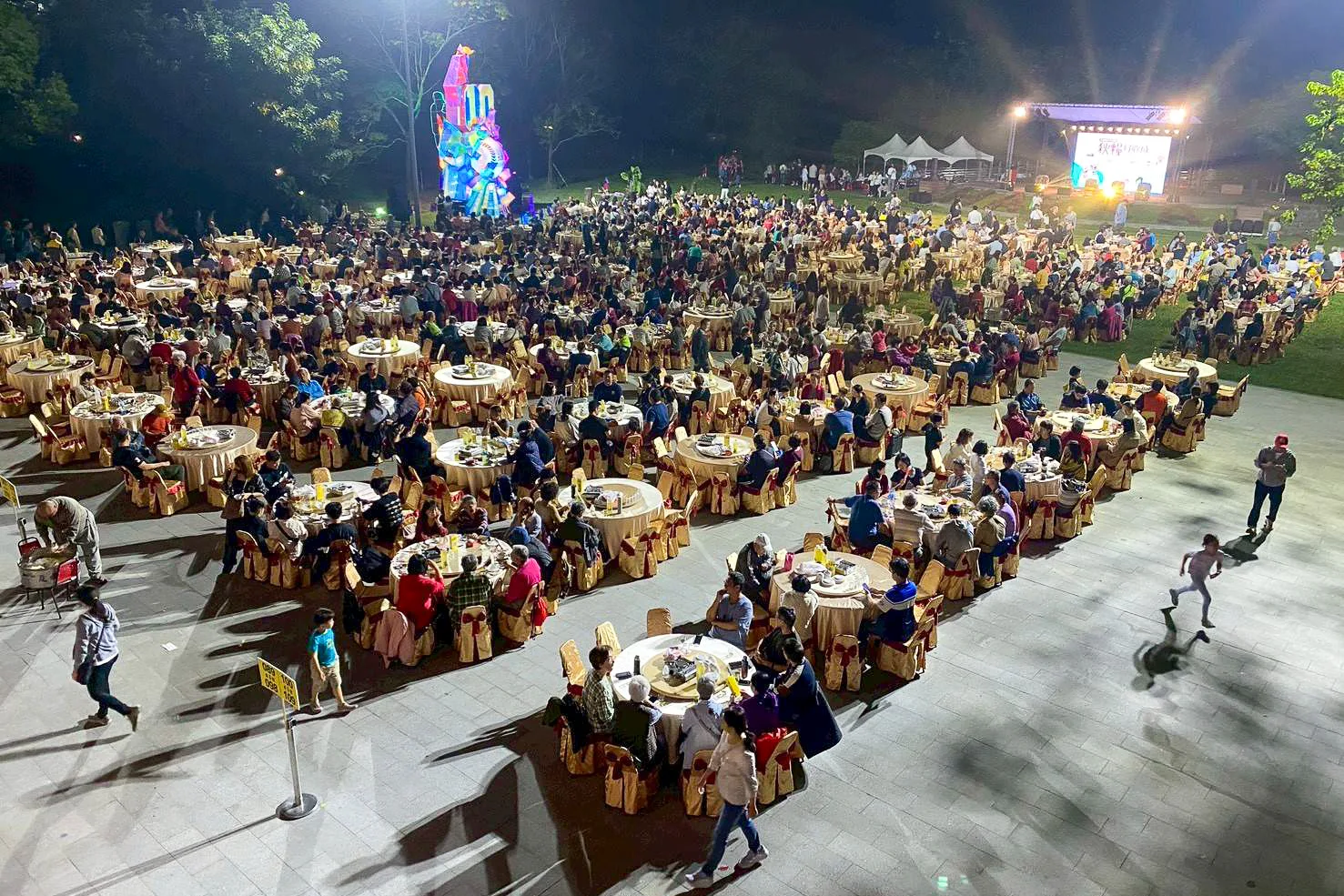 六堆客家文化園區秋收祭千人食福宴席開135桌。戴珮如攝