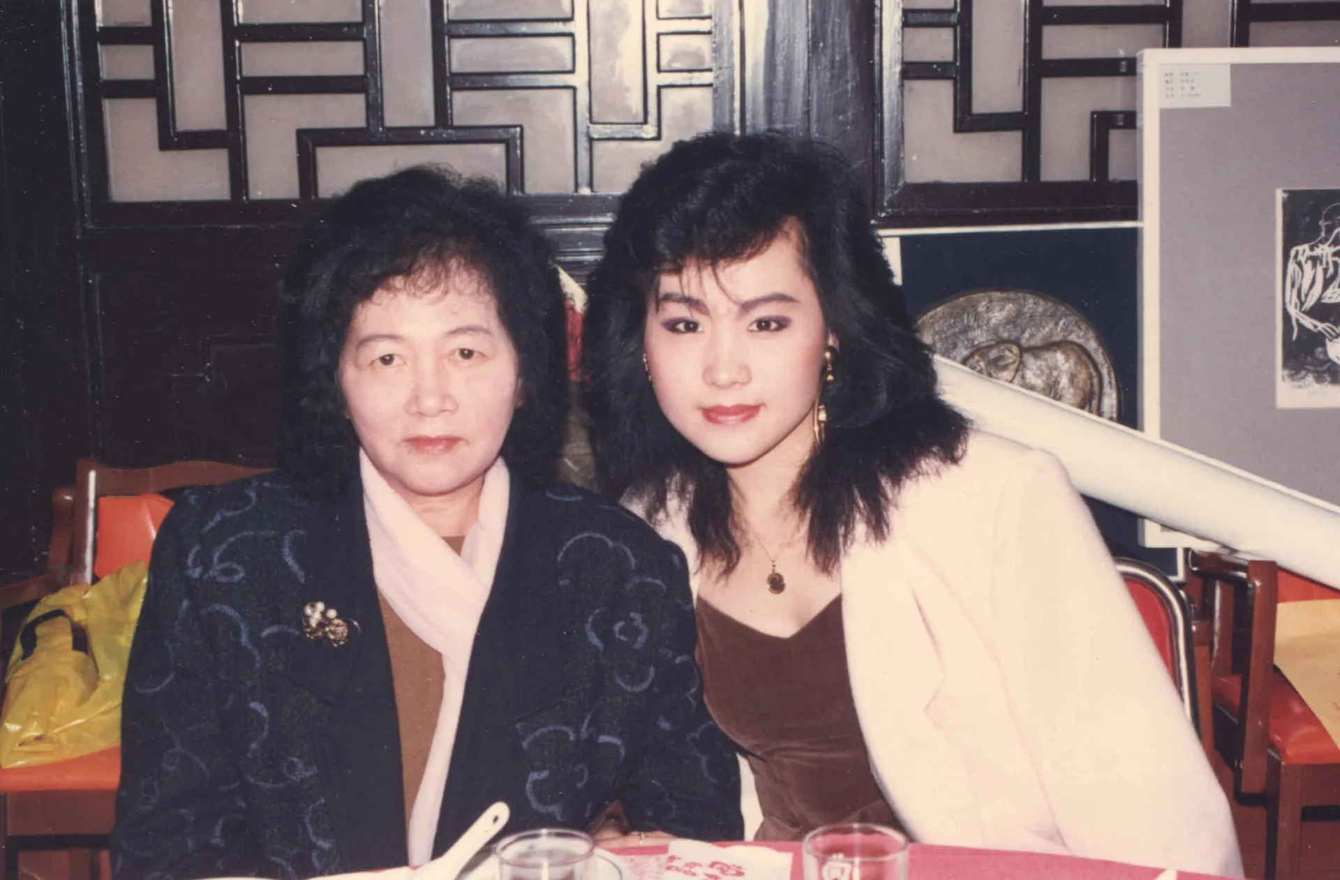 捱係你介人這首歌的主唱人,就是魏海珊(右),這張照片是台北市客家崇正會的會員大會,我與魏海珊同桌時照的,左邊是她的媽媽。1988,台北,楊國鑫攝