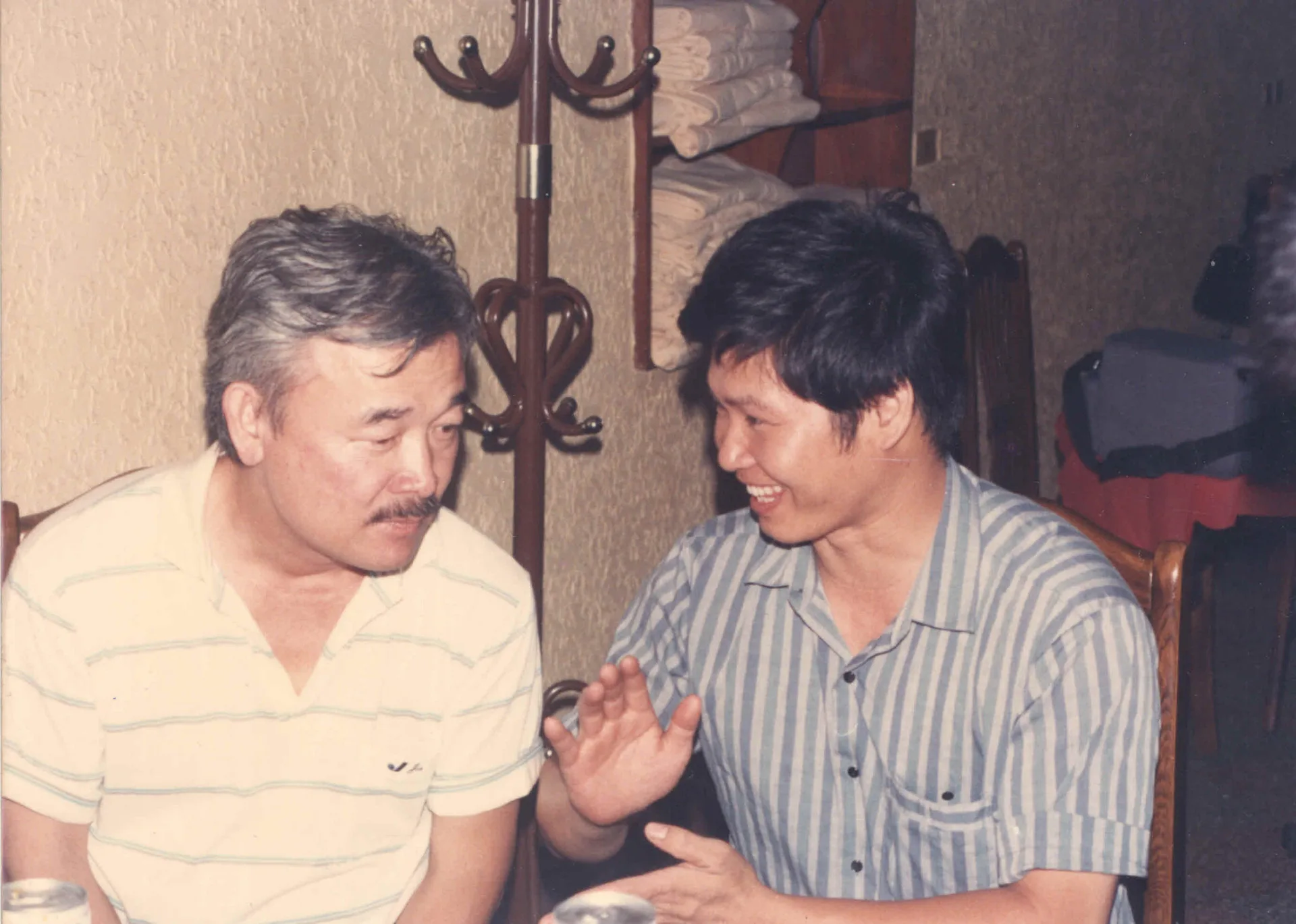 邱從容(右)與涂敏恆(左)在討論客家流行歌的創作與發展。1988年,新竹,楊國鑫攝