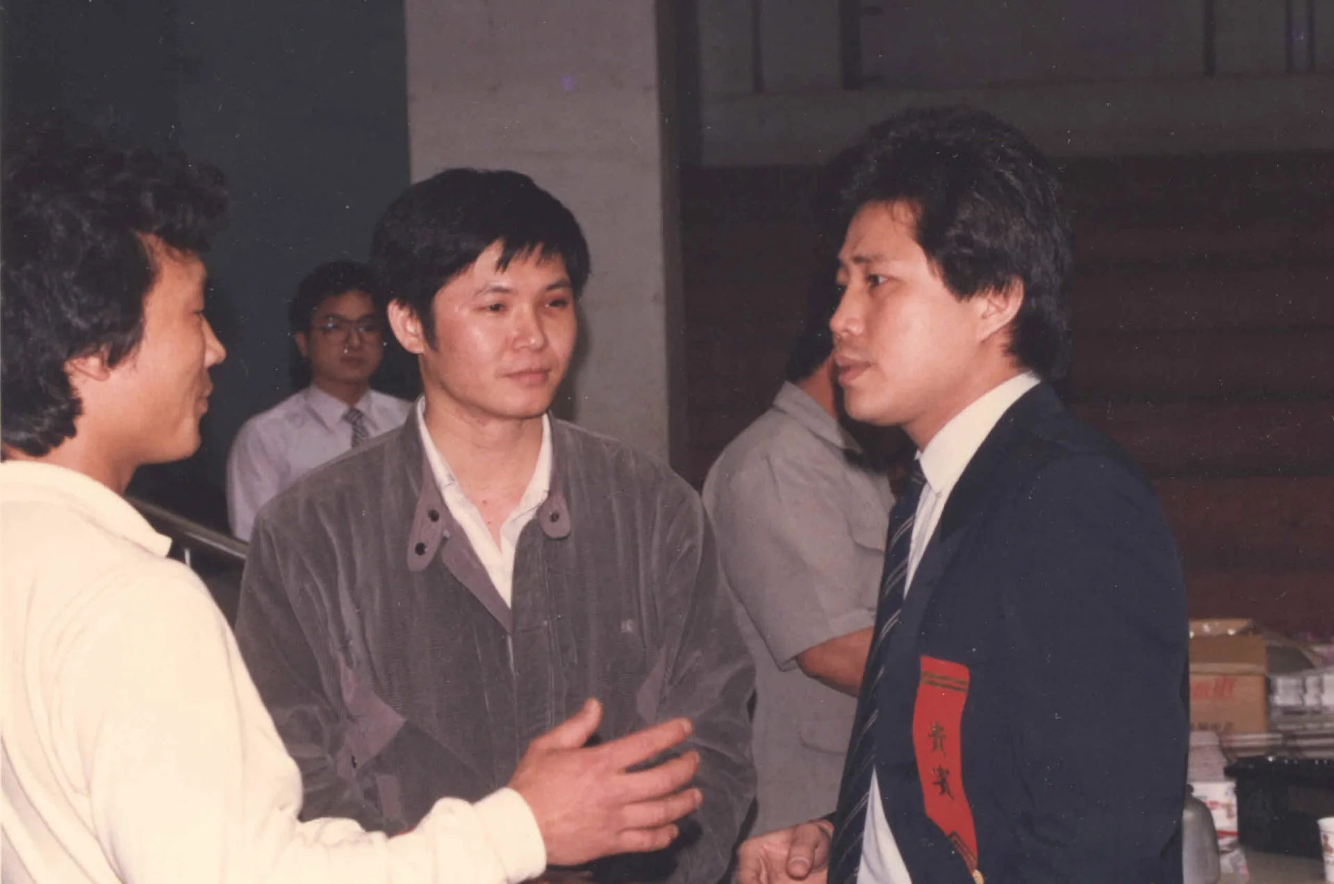 三台雜誌三週年慶,邱從容(中)與知名歌手康雷(右)有所交流。1988年,頭份國小禮堂,楊國鑫攝