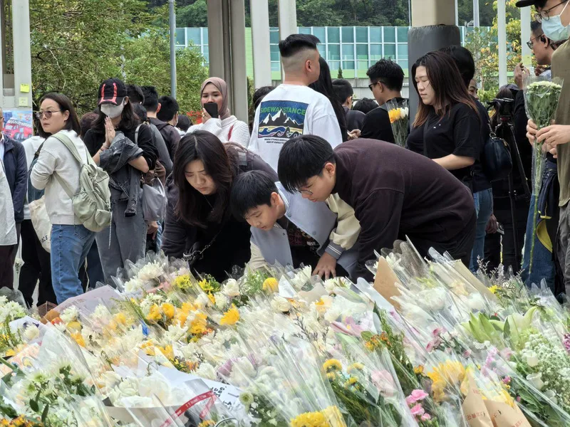 香港宏福苑26日發生奪命大火，30日下午，香港市民到大火現場為死難者獻花哀悼。中央社