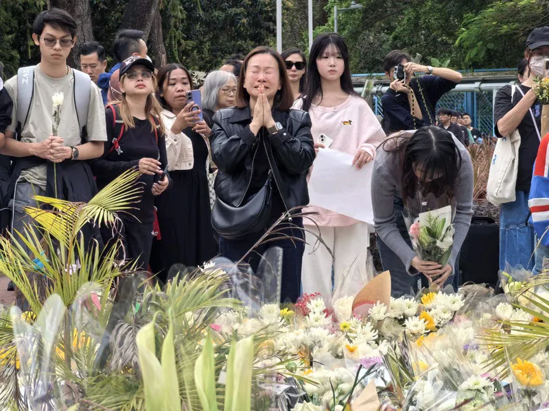 香港宏福苑26日發生奪命大火，30日下午，香港市民到大火現場為死難者獻花哀悼。中央社