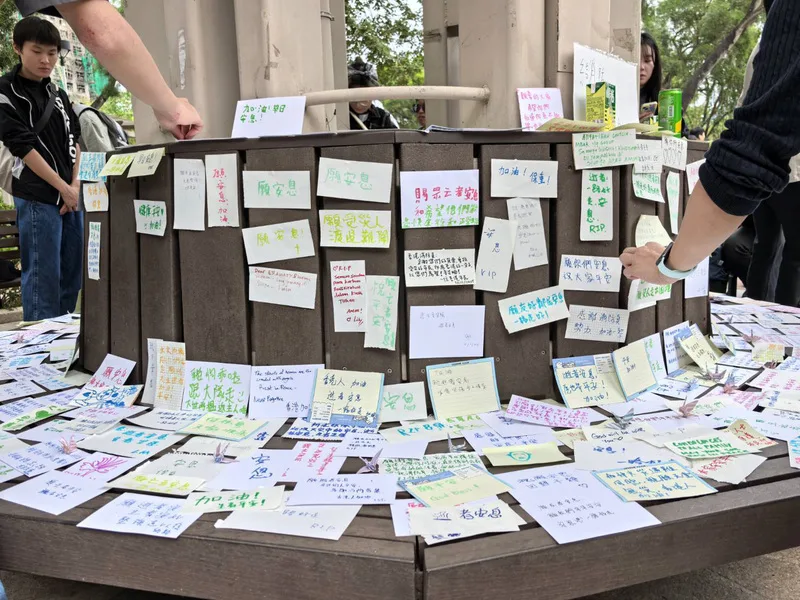 香港宏福苑26日發生奪命大火，市民30日前往現場悼念，圖為市民在大火附近公園的坐椅貼上悼念卡。中央社
