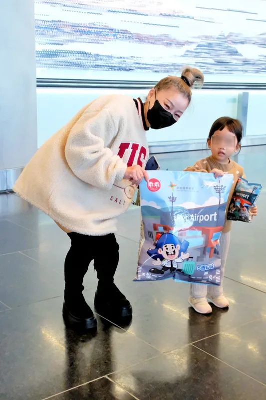 桃園國際機場第3航廈北登機廊廳1日試營運，機場公司訂製「北登啟用限定款乖乖」在試營運首日送給旅客，包裝上印有「Taoyuan Airport」字樣及北登機廊廳外觀，Q版乖乖穿著機師制服迎接旅客，許多旅客紛紛拿著大型乖乖合影。中央社