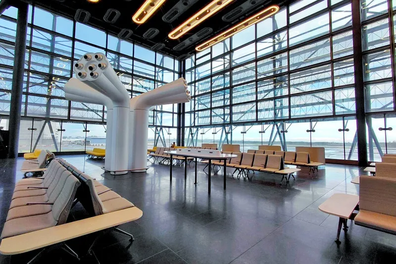 桃園國際機場第3航廈北登機廊廳1日試營運，機場公司表示，北登機廊廳的開放式候機區，擁有大面積玻璃帷幕及室外遮陽板，旅客能將飛機起降美景一覽無遺。中央社