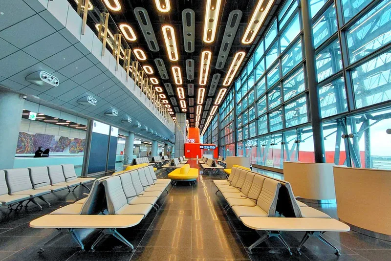 桃園國際機場第3航廈北登機廊廳1日試營運，採高挑透明通透的設計，讓光線跟夕陽餘暉可以透過玻璃帷幕照進候機大廳。中央社