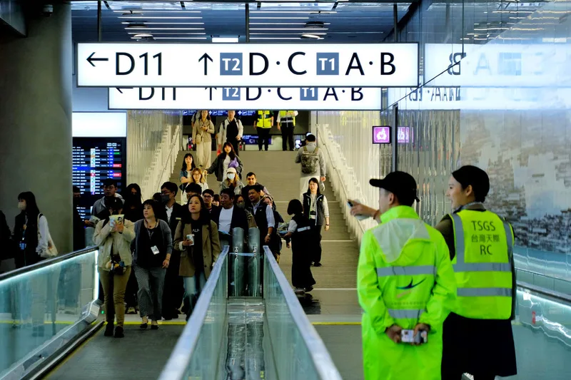 桃園國際機場第3航廈北登機廊廳1日試營運，航廈中的雙向電走道減少旅客步行時間，出入境樓層配置也與既有登機長廊不同，出發層在3樓、抵達層在4樓，皆設有清晰指標引導旅客。中央社