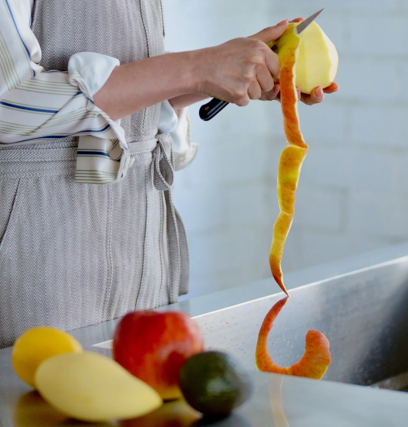 這樣削蘋果皮。ACworker攝