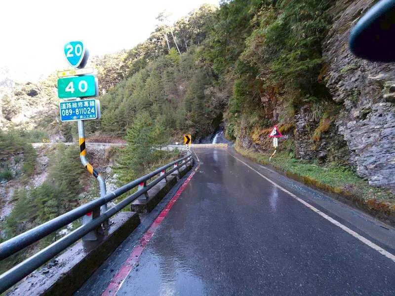 封閉4個多月的南橫公路埡口至向陽路段，因陸續完成局部災後修復，12月1日起開放通行，但尚有部分工程，每週二至週四管制。公路局關山工務段提供