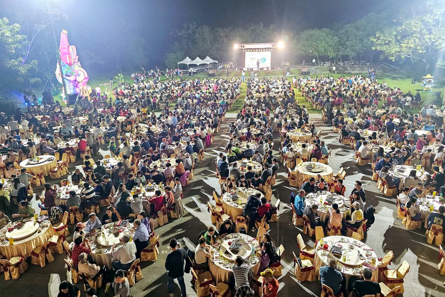 六堆客家文化園區秋收祭千人食福宴席開135桌。六堆客家文化園區提供