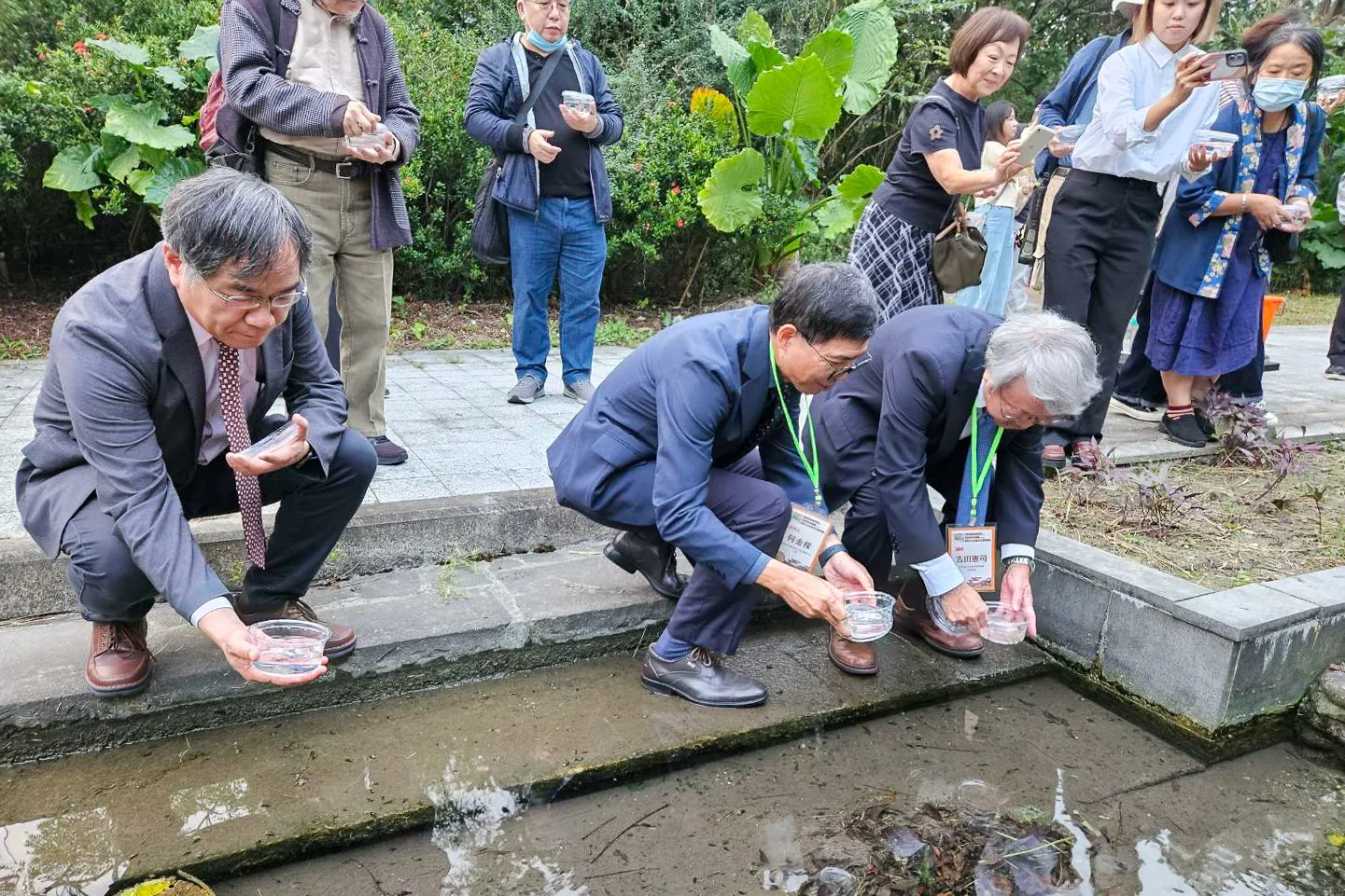 「條紋小䰾」異地復育放流活動。左起台南藝術大學校長邱上嘉、客發中心主任何金樑、吉田憲司名譽教授。六堆客家文化園區提供
