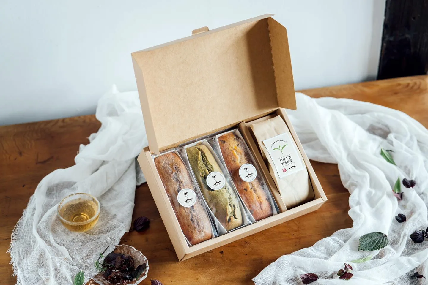 山線百年客家輸出推出九層塔漬番茄」、「紫蘇梅」、「龍眼蜜」等三款客家風味的特色磅蛋糕。山線百年客家輸出提供