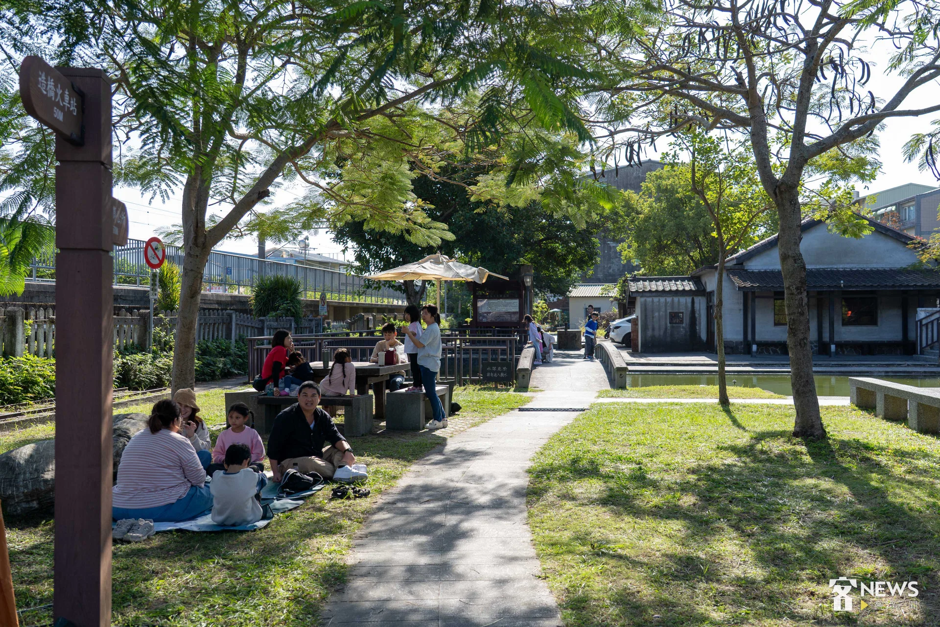 造橋火車站旁的日式宿舍，不少親子家庭假日午後在草地上席地而坐。李台源攝