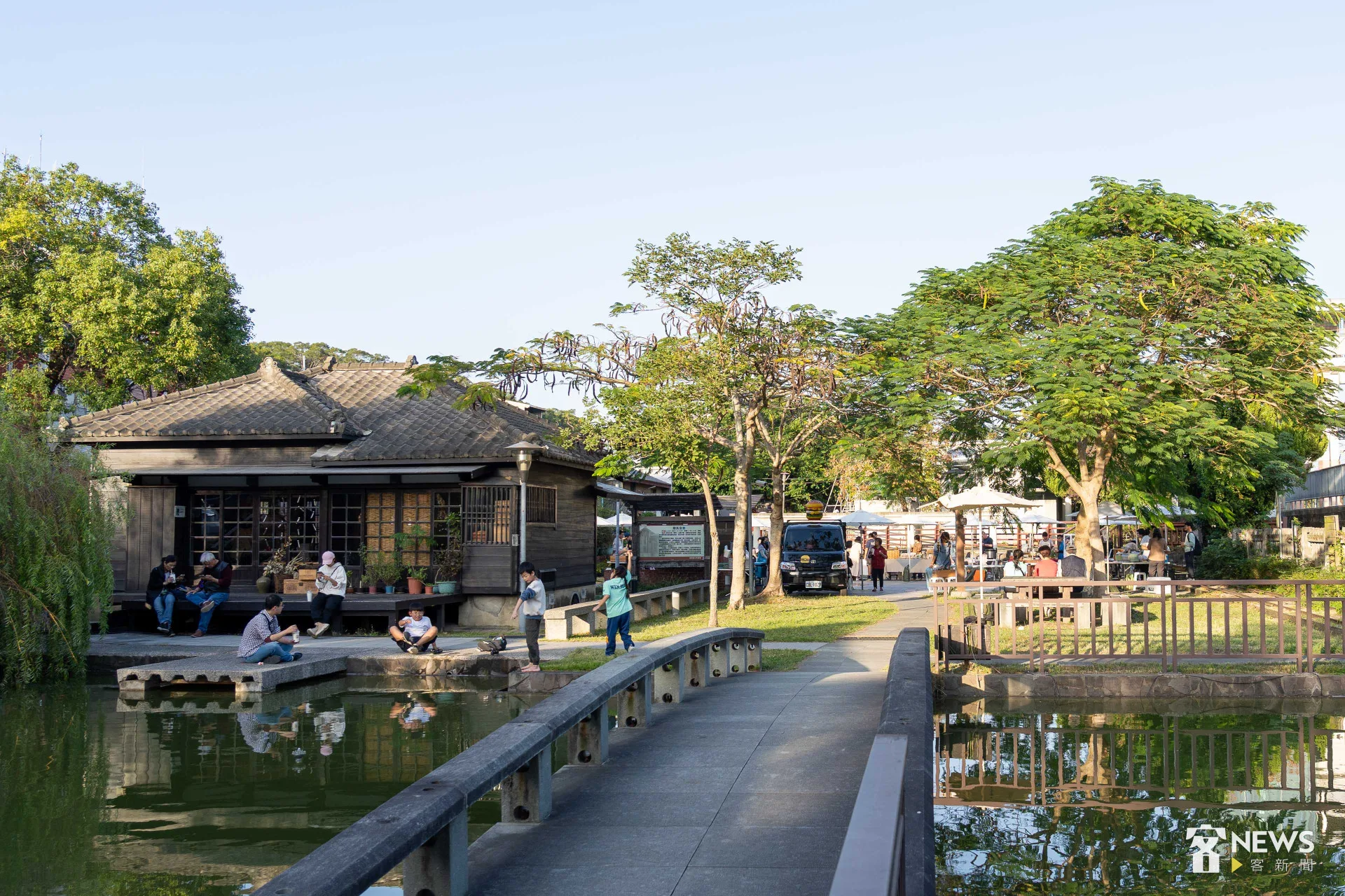 造橋火車站旁有著日式宿舍庭院與水池。李台源攝