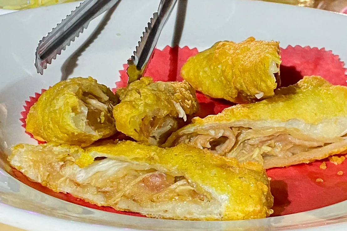 薑絲炒大腸炸春捲。朱品諭攝