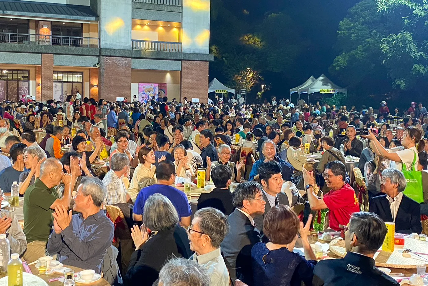 六堆客家文化園區秋收祭千人食福宴席開135桌。朱品諭攝