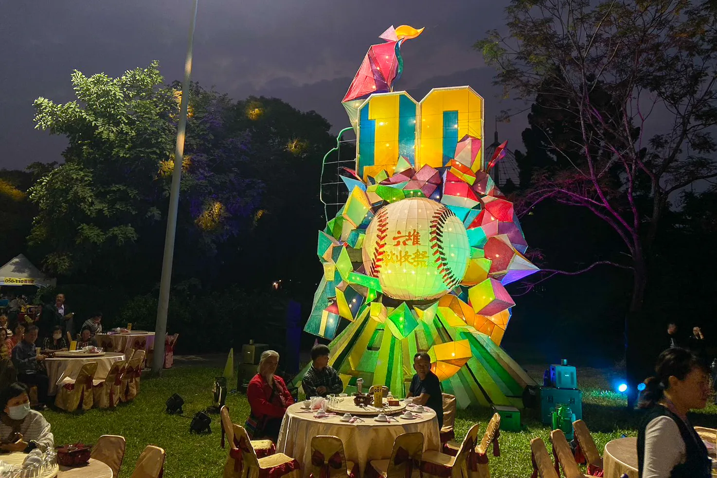 高達7米花燈藝術秀結合屏東竹田客庄獅鼓陣宣告食福宴正式上菜。朱品諭攝