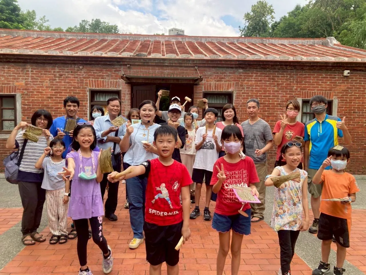 文化走讀活動帶領家庭走入客庄，認識桃園客家的在地故事。桃園市客家局提供