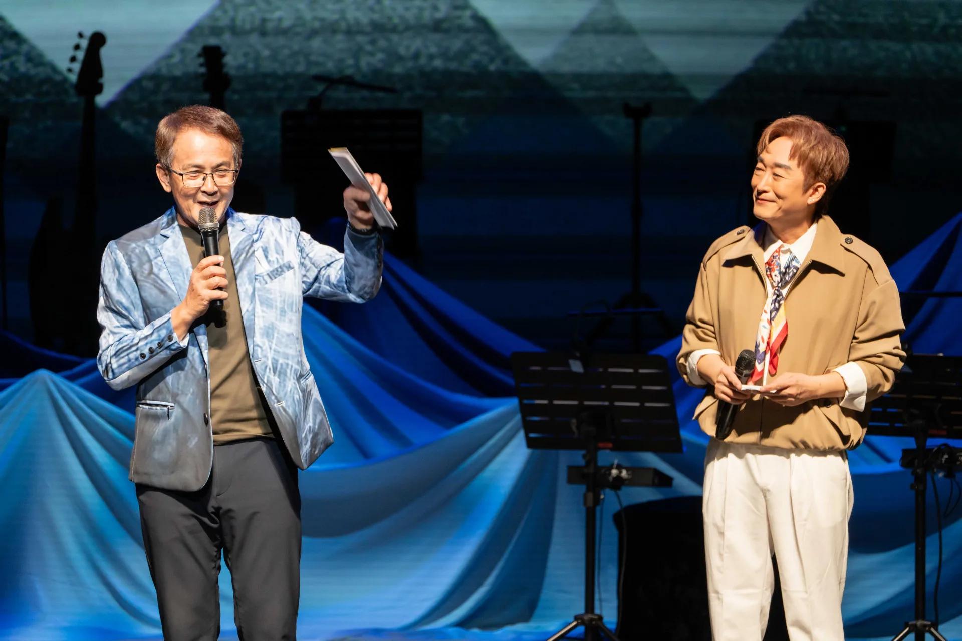 台北市客家事務委員會主委吳文德與音樂會主持人徐哲緯。台北市客家事務委員會提供