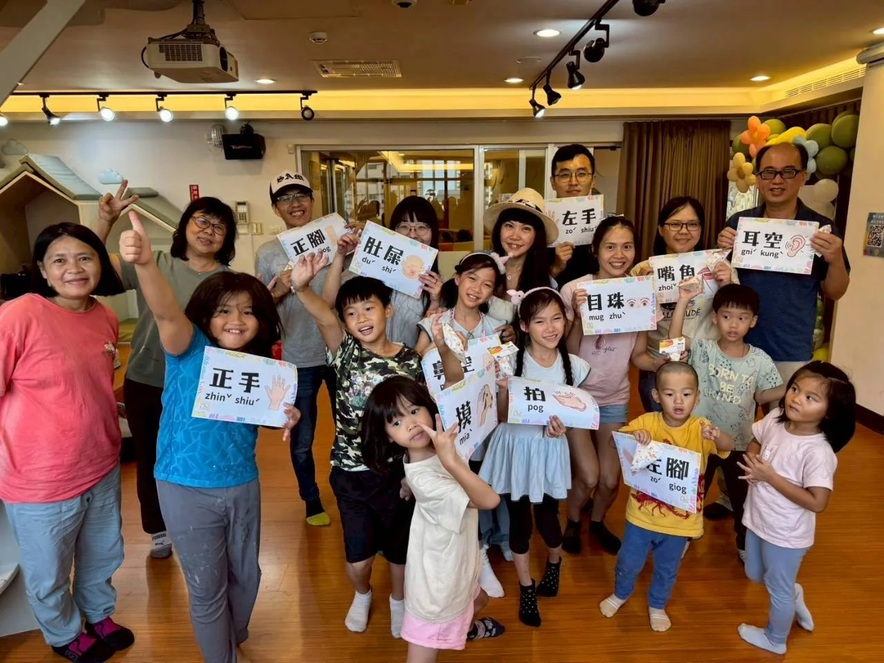 大人細子來唱跳，遊戲中引導孩子學習客語詞彙，自然使用客語交流。桃園市客家局提供