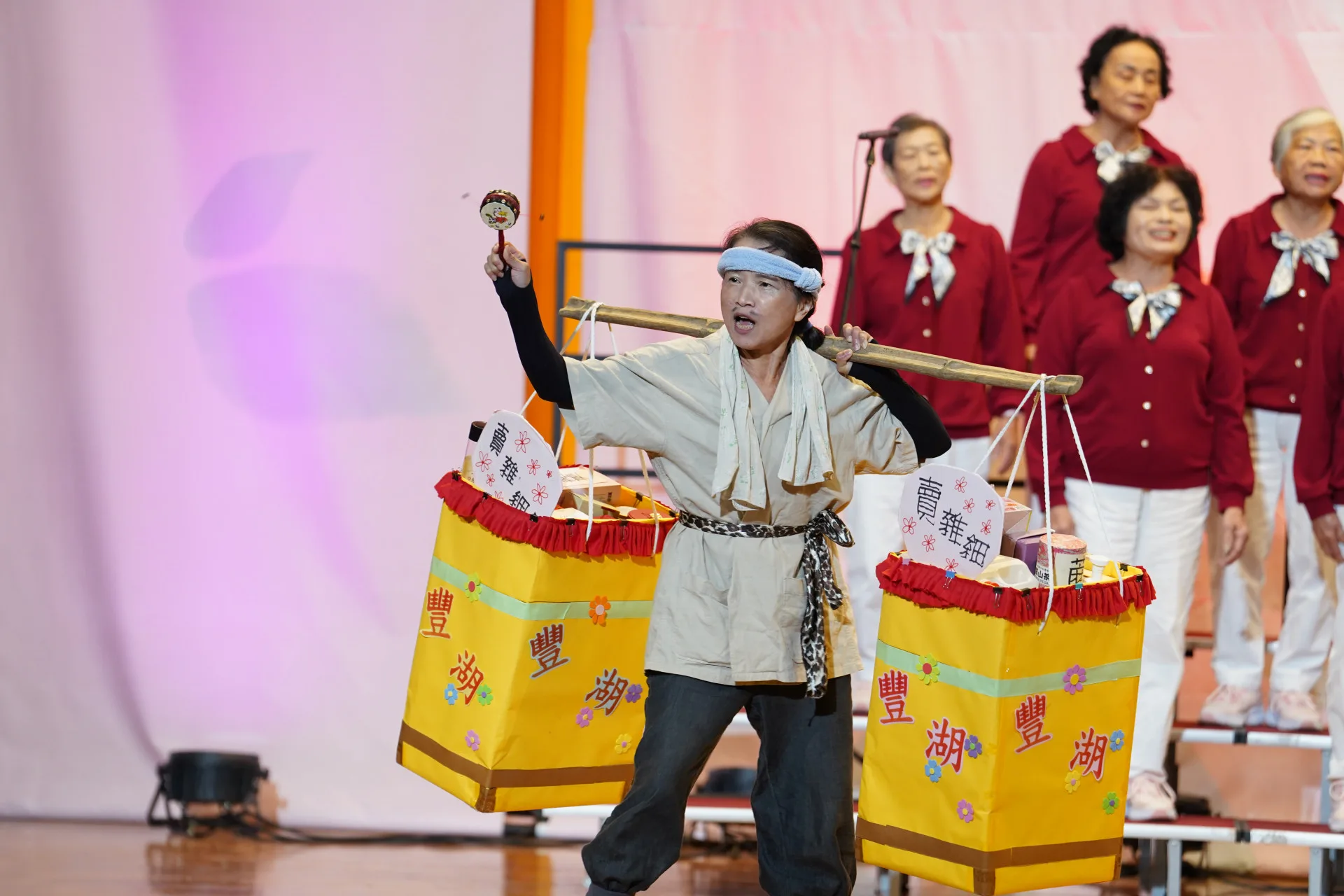 客家歌謠中區場跨世代共響傳承，優等獎苗栗縣造橋鄉豐湖社區發展協會。客委會提供