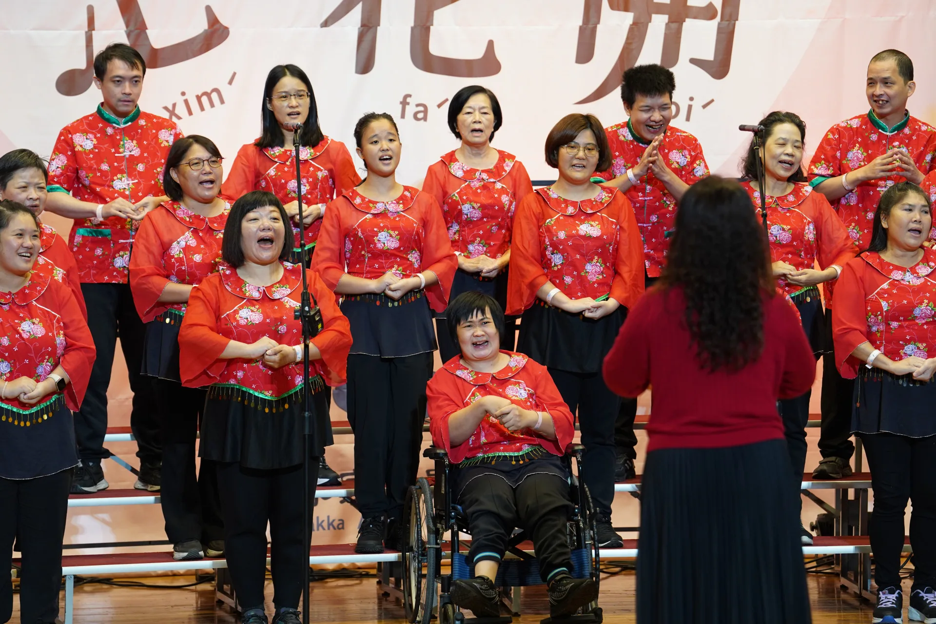 客家歌謠中區場跨世代共響傳承，評審團獎社團法人苗栗縣特殊教育關懷協會演出。客委會提供