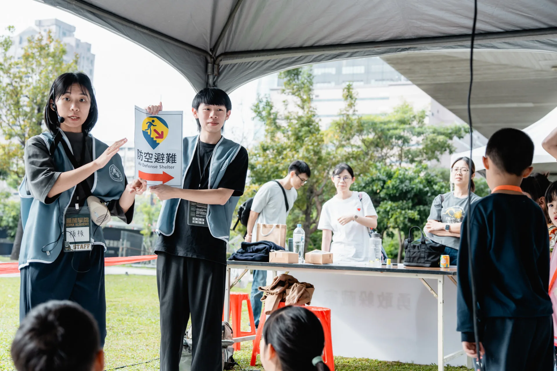 書展最後一日「黑熊民防森遊會」則將六堆客家民防精神轉化為城市韌性教育，兼具趣味性與知識性，深受家庭族群歡迎。高雄市立圖書館提供