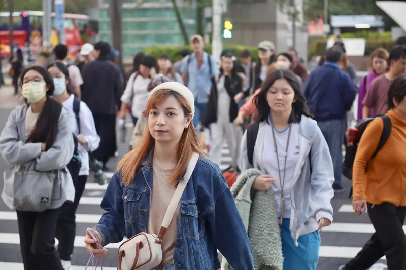 桃園以北及宜蘭地區1日有局部短暫雨，下午各地轉為多雲到晴的天氣。2日受東北季風影響，迎風面水氣略增，大台北、東半部有局部短暫降雨的機率，氣溫略降。圖為台北車站前民眾。中央社