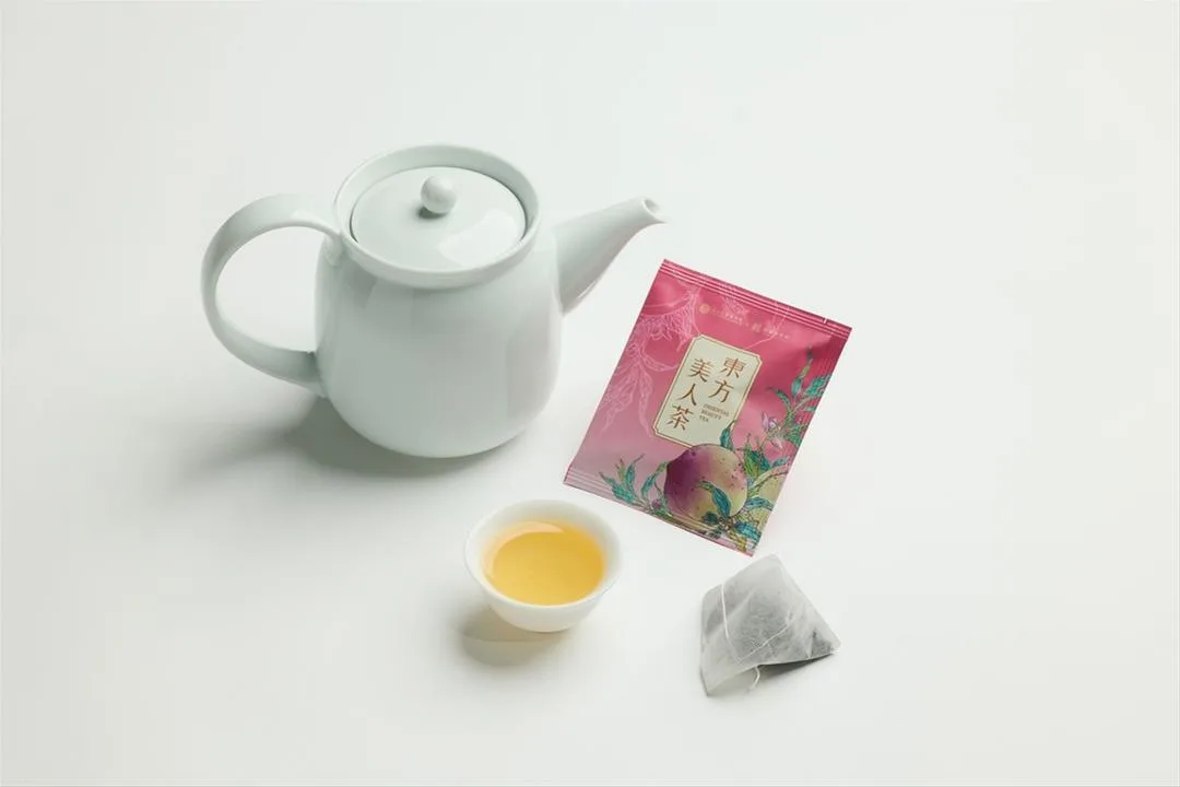「桃茶寶盒」內的東方美人茶為臺灣本土研製且獨有的特色茶類，香氣馥郁帶有熟果香與蜜香。故宮提供