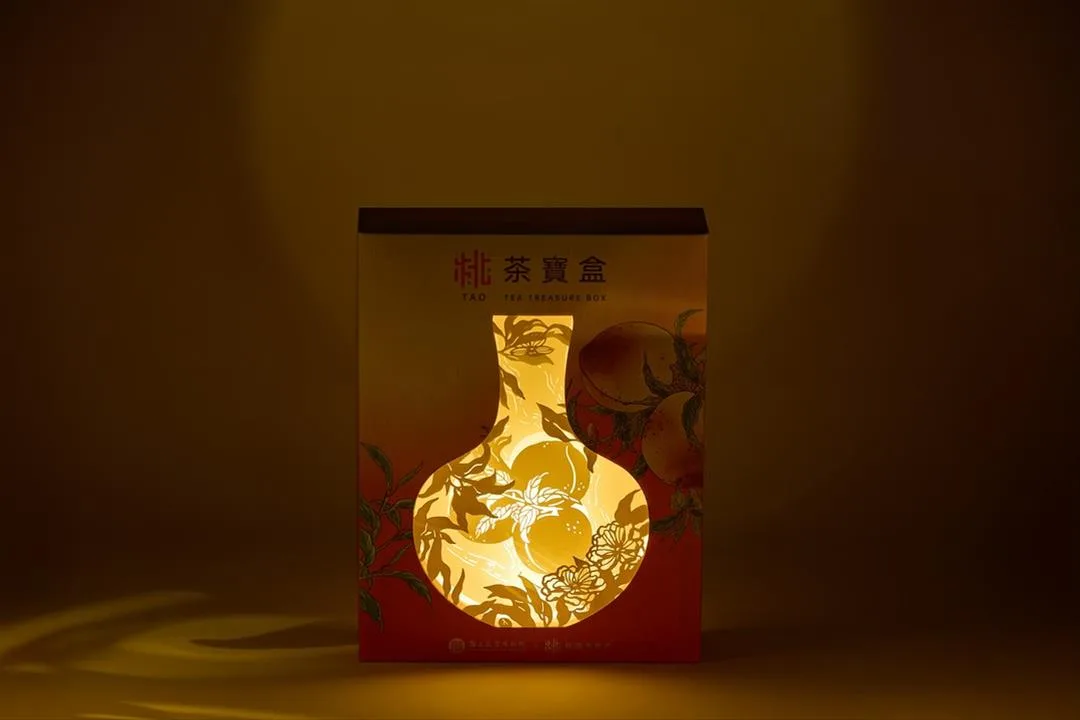 「桃茶寶盒」禮盒設計結合剪紙藝術，可化作精緻小夜燈，兼具收藏與實用價值。故宮提供