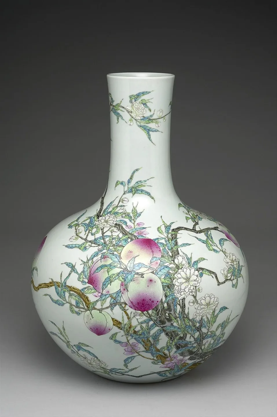 故宮與桃園市政府推出「桃茶寶盒」，設計取材自故宮典藏〈清　粉彩蟠桃天球瓶〉。故宮提供