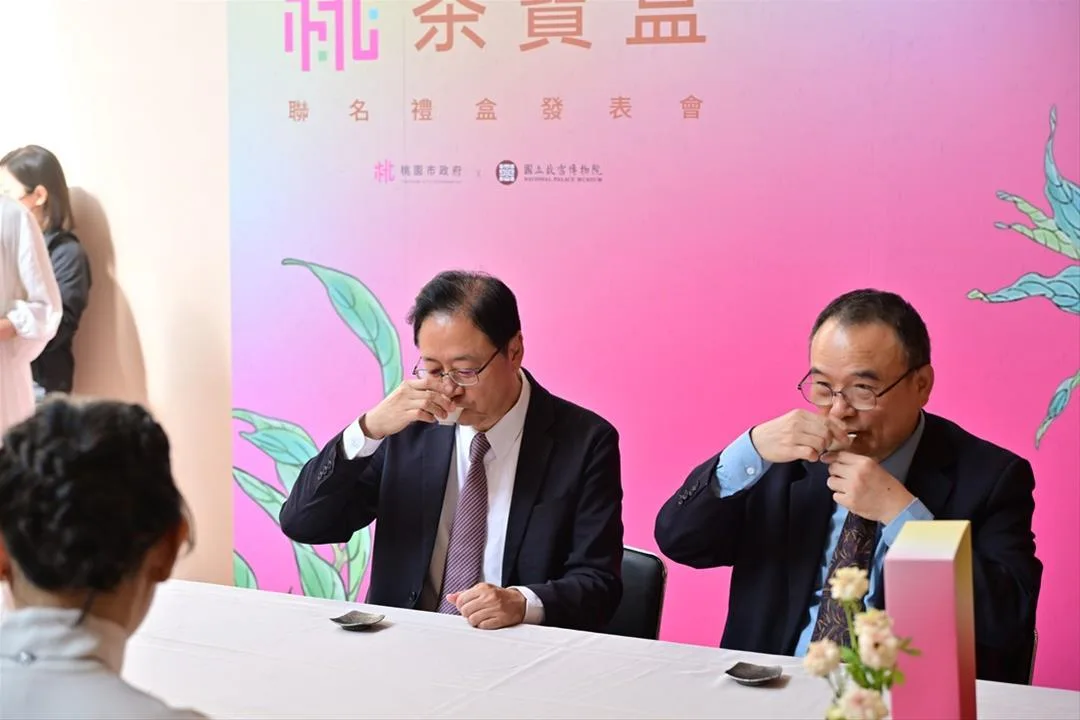 故宮院長蕭宗煌（右）與桃園市長張善政（左）品茗。故宮提供