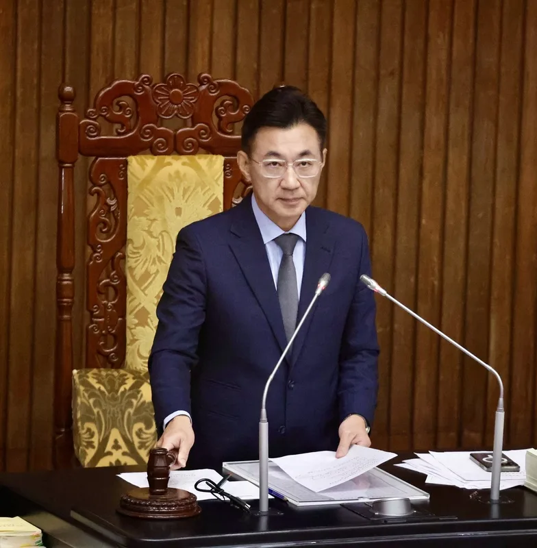 立法院會2日三讀修正通過職安法部分條文，明定職場霸凌定義、防治措施，若最高負責人經認定有職場霸凌行為，最高處100萬元罰鍰。圖為立法院副院長江啟臣敲槌通過法案。中央社