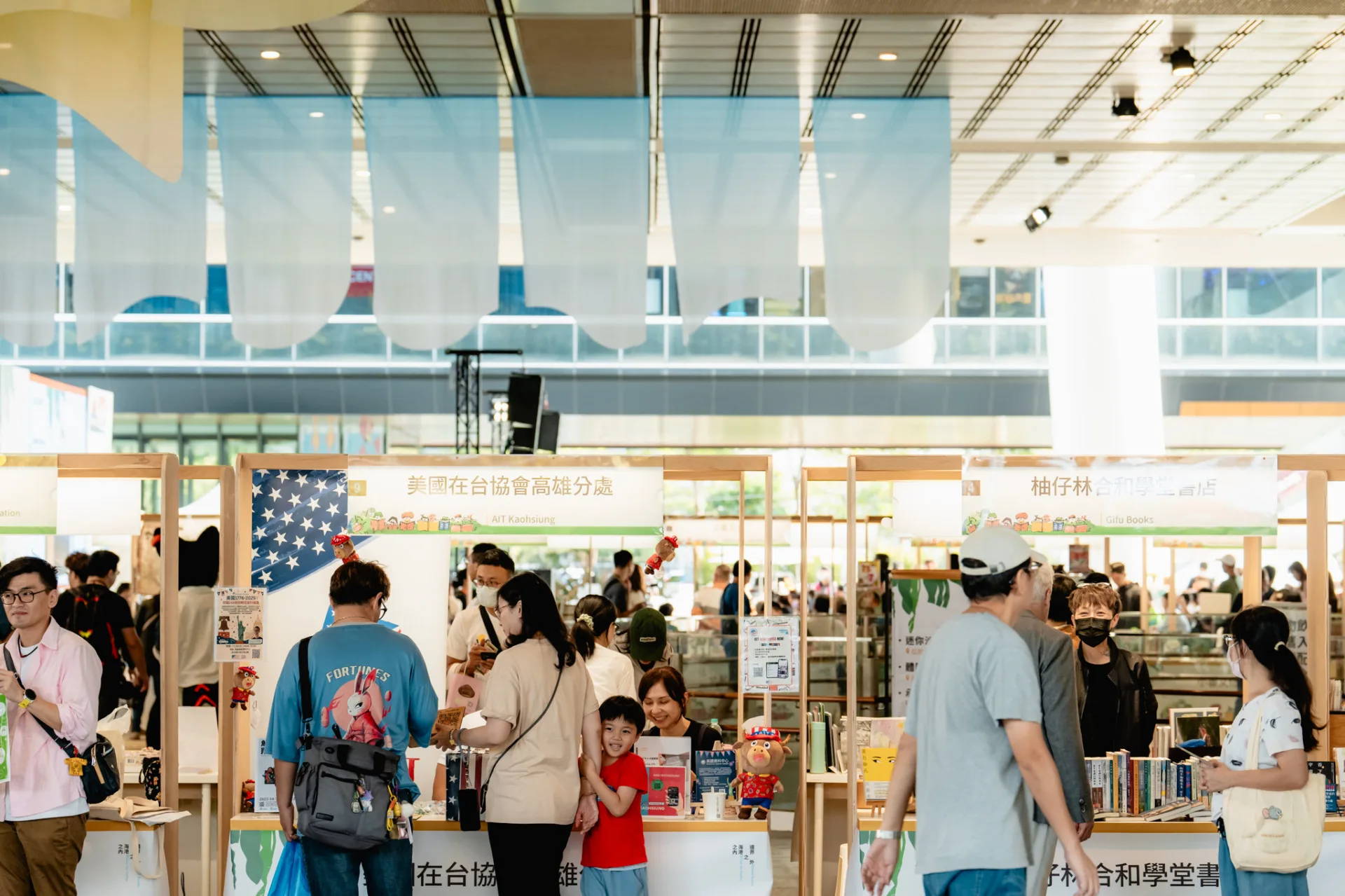 2025 高雄城市書展展現豐沛能量，共 105 攤進駐。高雄市立圖書館提供