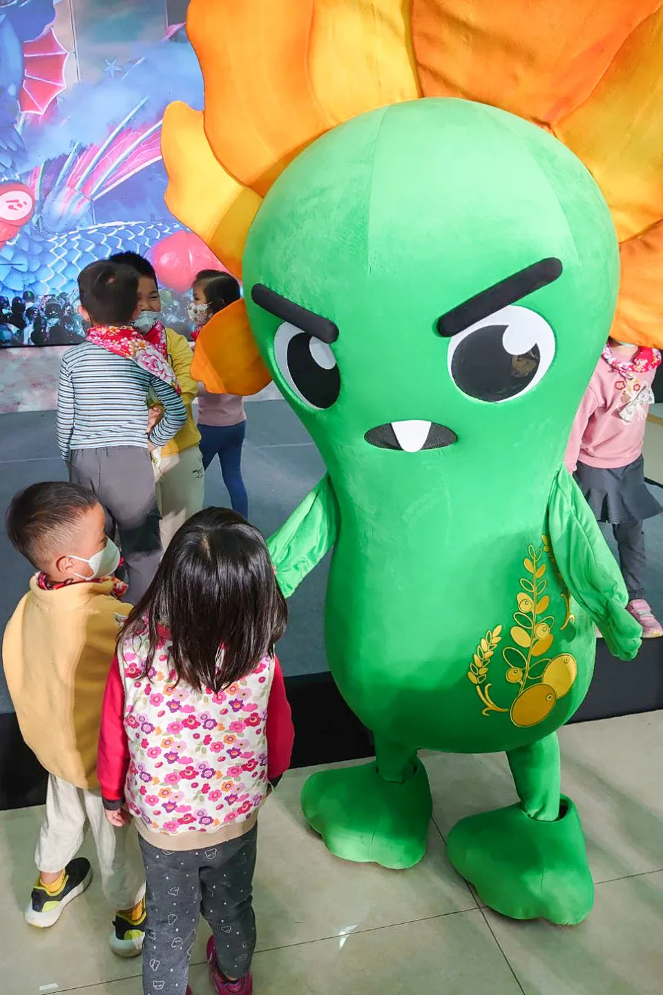 瓜族身上都融入了創新的客家圖騰刺繡，成為既可愛療癒又具文化特色的代表。客家委員會提供