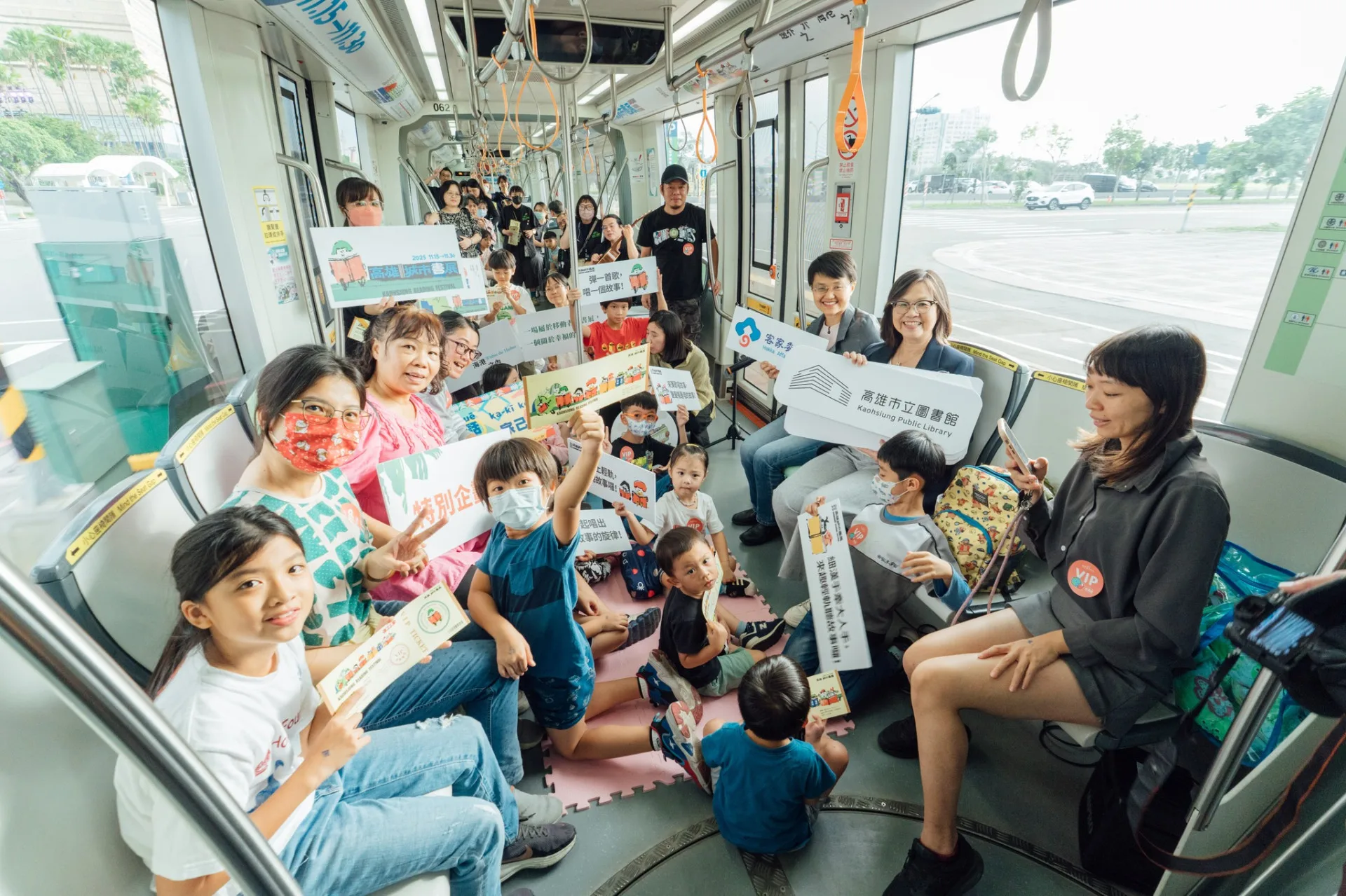 「輕軌列車的故事時刻」讓活動腳步從市中心向外行動。高雄市立圖書館提供