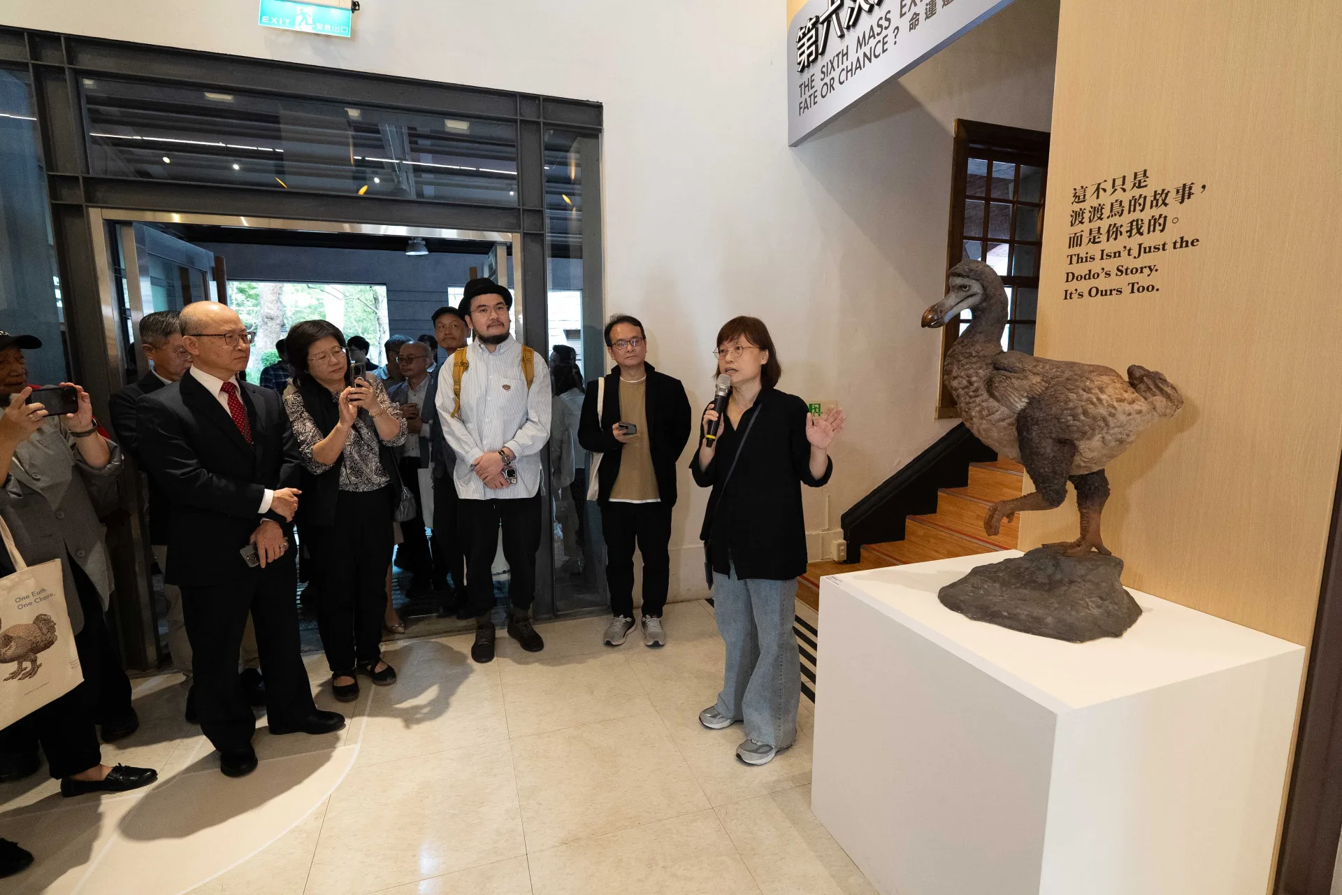 策展人臺博館助理研究員向麗容引導觀眾回顧地球五次大滅絕的歷程，並思考人類能否扭轉即將到來的生態危機。臺博館提供